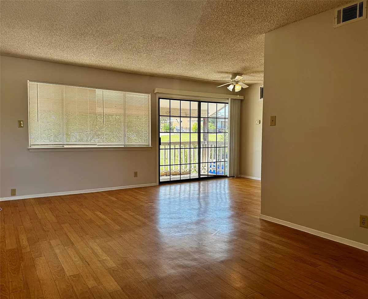 Building Photo - 8905 Parkfield Dr #203