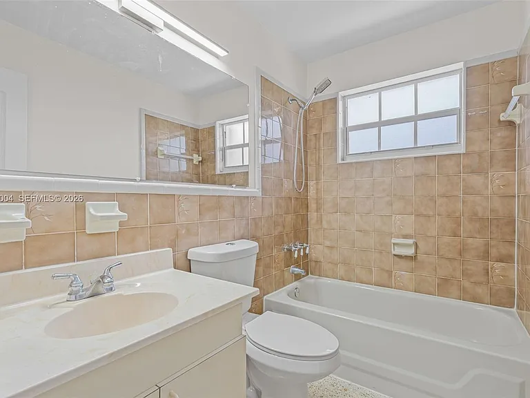 1333 W 37th St — Photo 24