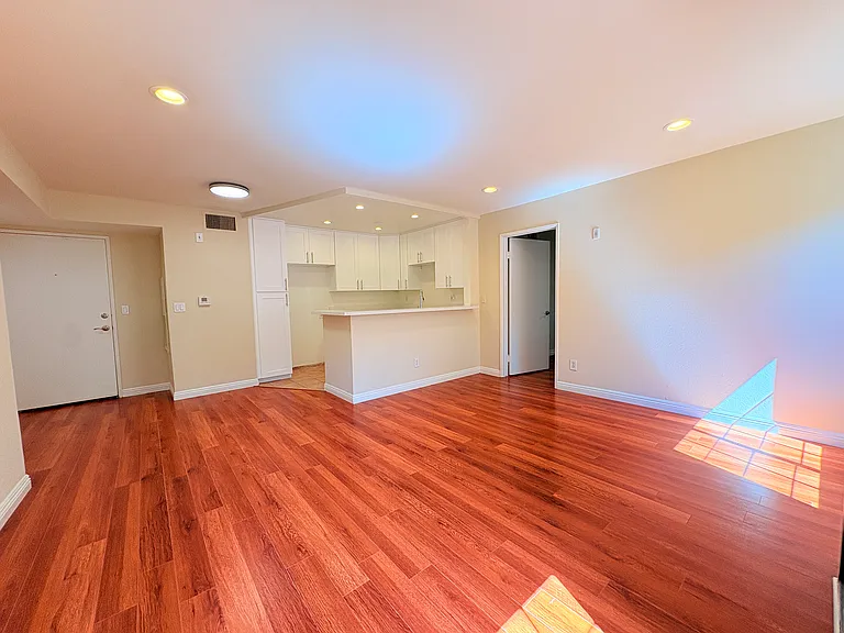 615 W Milford St — Photo 15