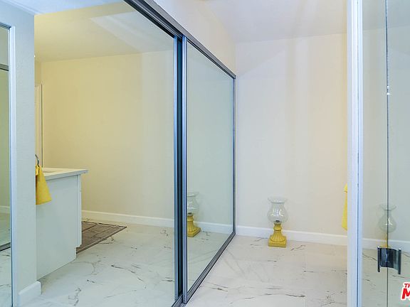 4th image of 600 W 9th St APT 813
