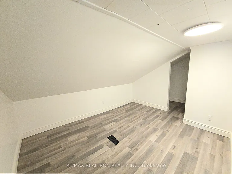 23 Ella St S — Photo 14