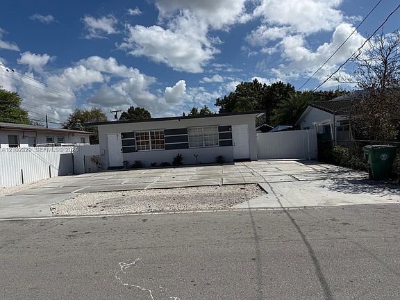 4th image of 831 NW 24th Ave