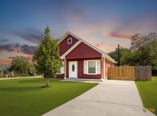 1628 Armstrong St, Luling, TX 78648