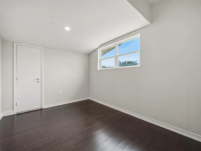 5302 Saxon Dr #1/2 — Photo 18
