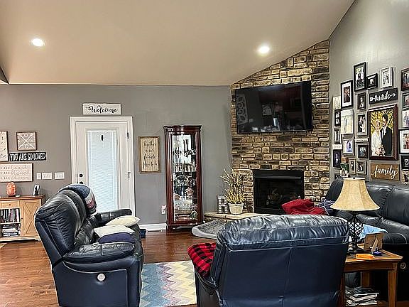 Living area with fireplace 