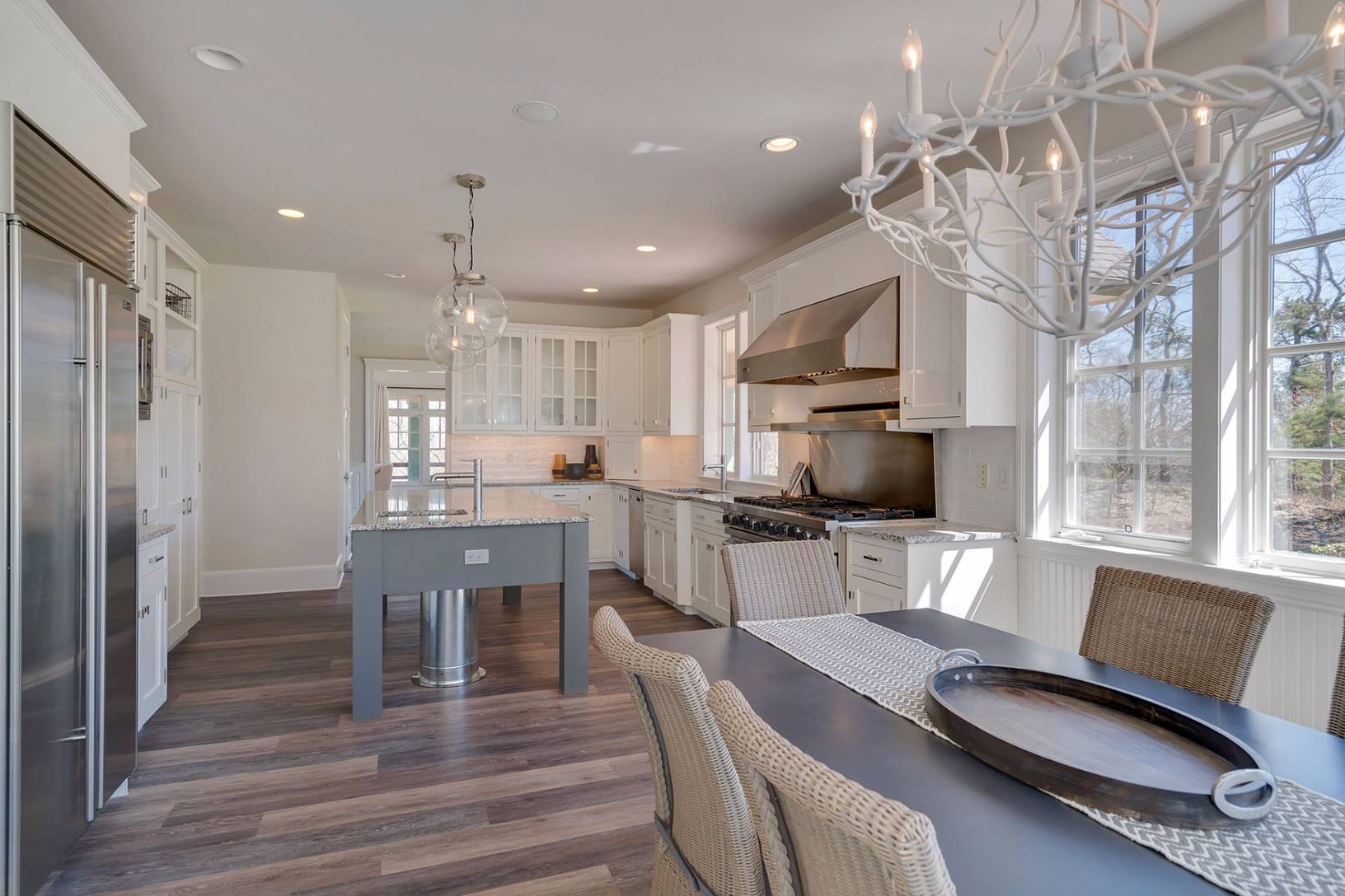  Eat in kitchen 