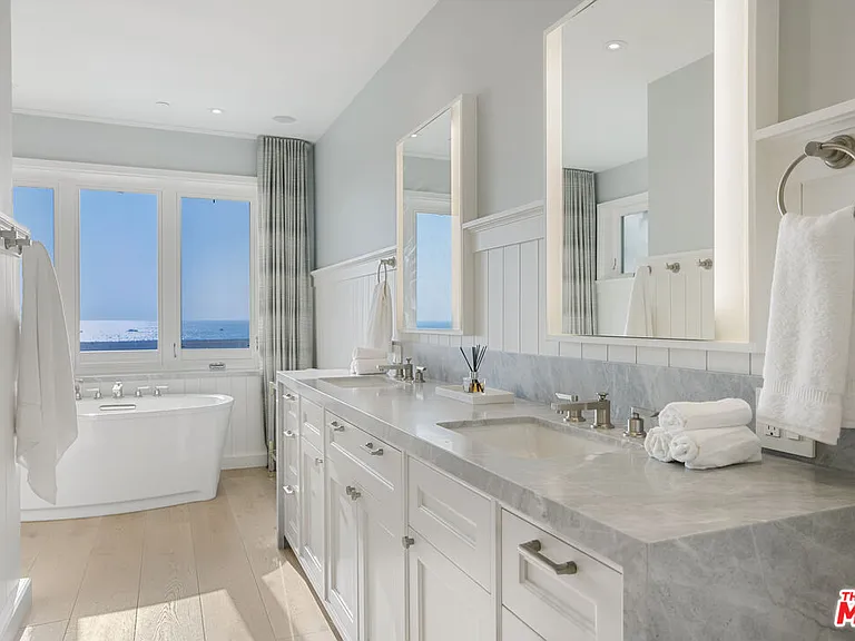 1347 Palisades Beach Rd — Photo 36