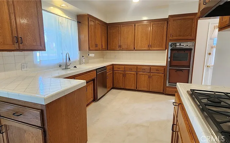 460 Winthrop Rd — Photo 7