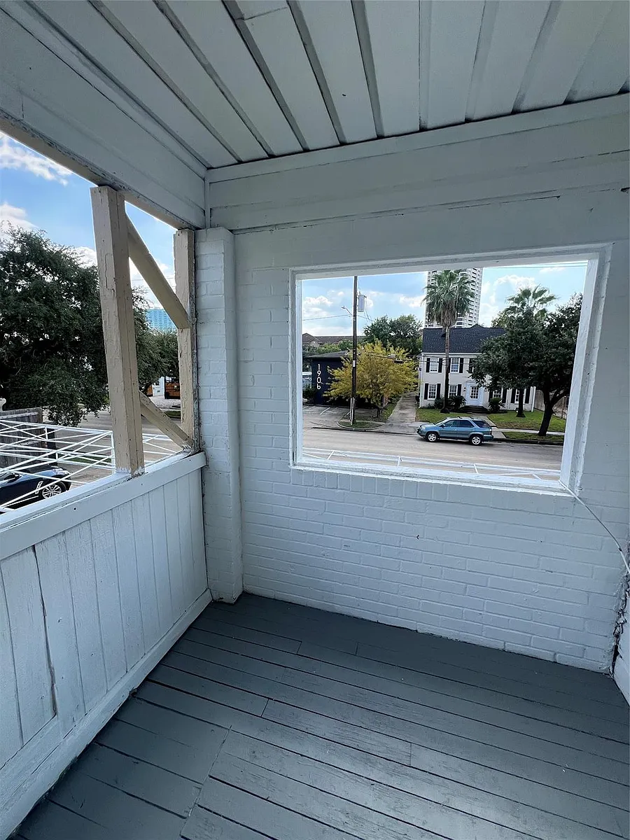 Building Photo - 1905 Binz St #6