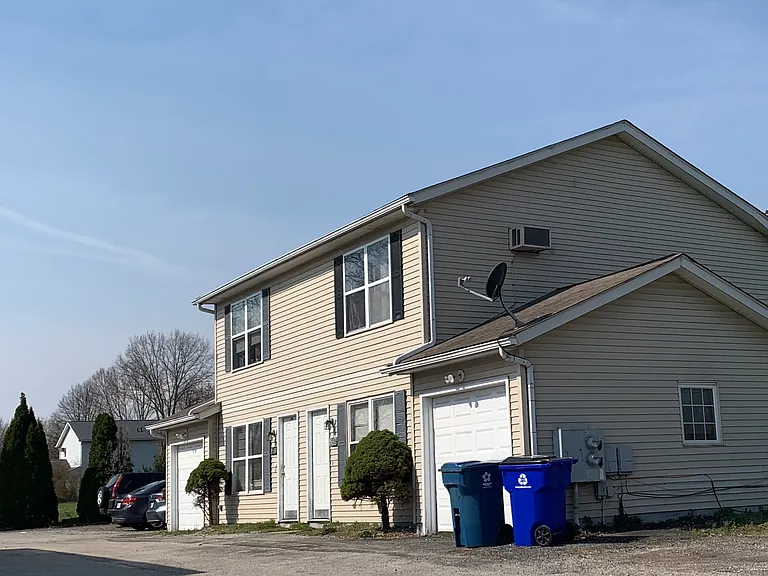 1584 E Summit St — Photo 5