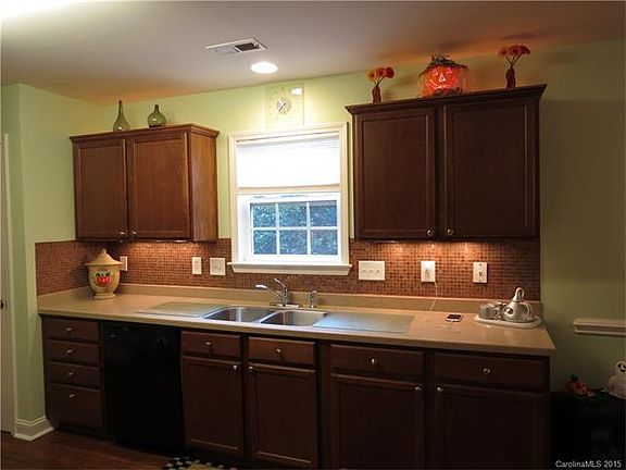 3rd image of 2308 Larkspur Ln