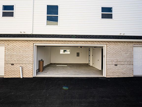 3rd image of 295 Pershing Ave #1-4