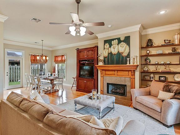 3rd image of 105 Beaufort Cir