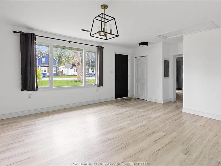 51 Balaclava St S — Photo 4