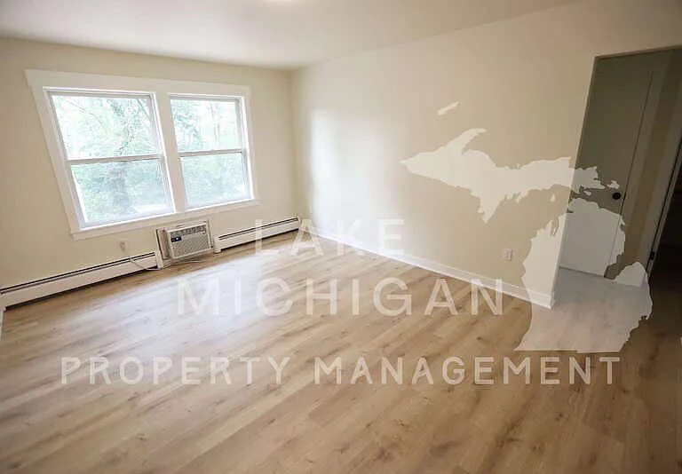 883 Emerald Ave NE — Photo 3