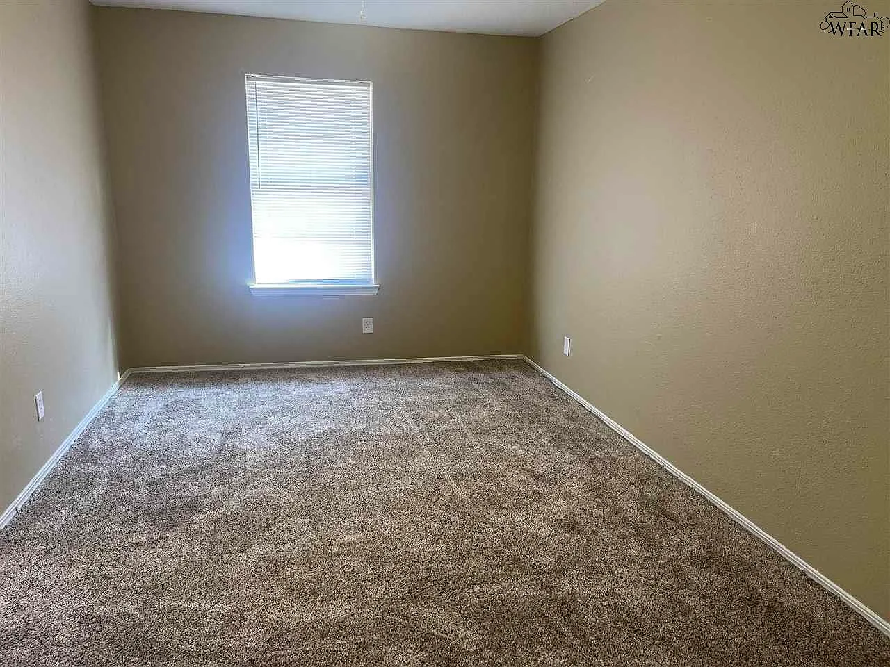 3 bed, 1.0 bath, 1052 sqft, $1,350 — Photo 3