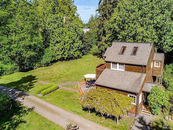 Nice photograph of the wisteria tree, as you travel past the home on the left side you head towards the vista.