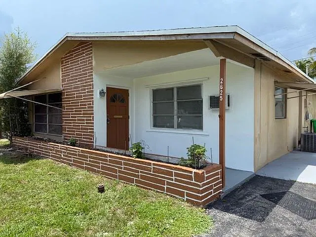 3 bed, 2.0 bath, 1008 sqft, $2,200 — Photo 1
