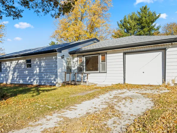 5827 E 3500s Rd, Saint Anne, IL 60964