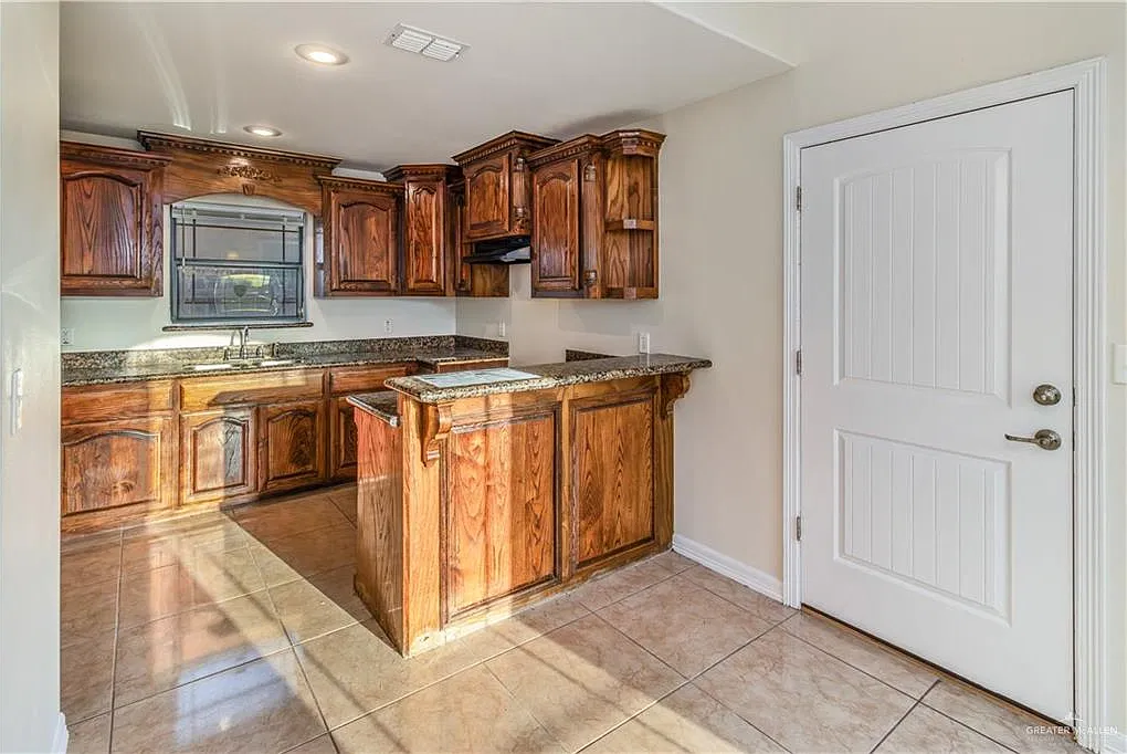 3 bed, 2.0 bath, 1648 sqft, $1,700 — Photo 4