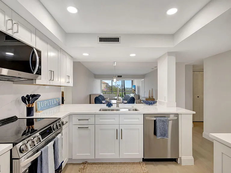 501 S Seas Dr #202 — Photo 5