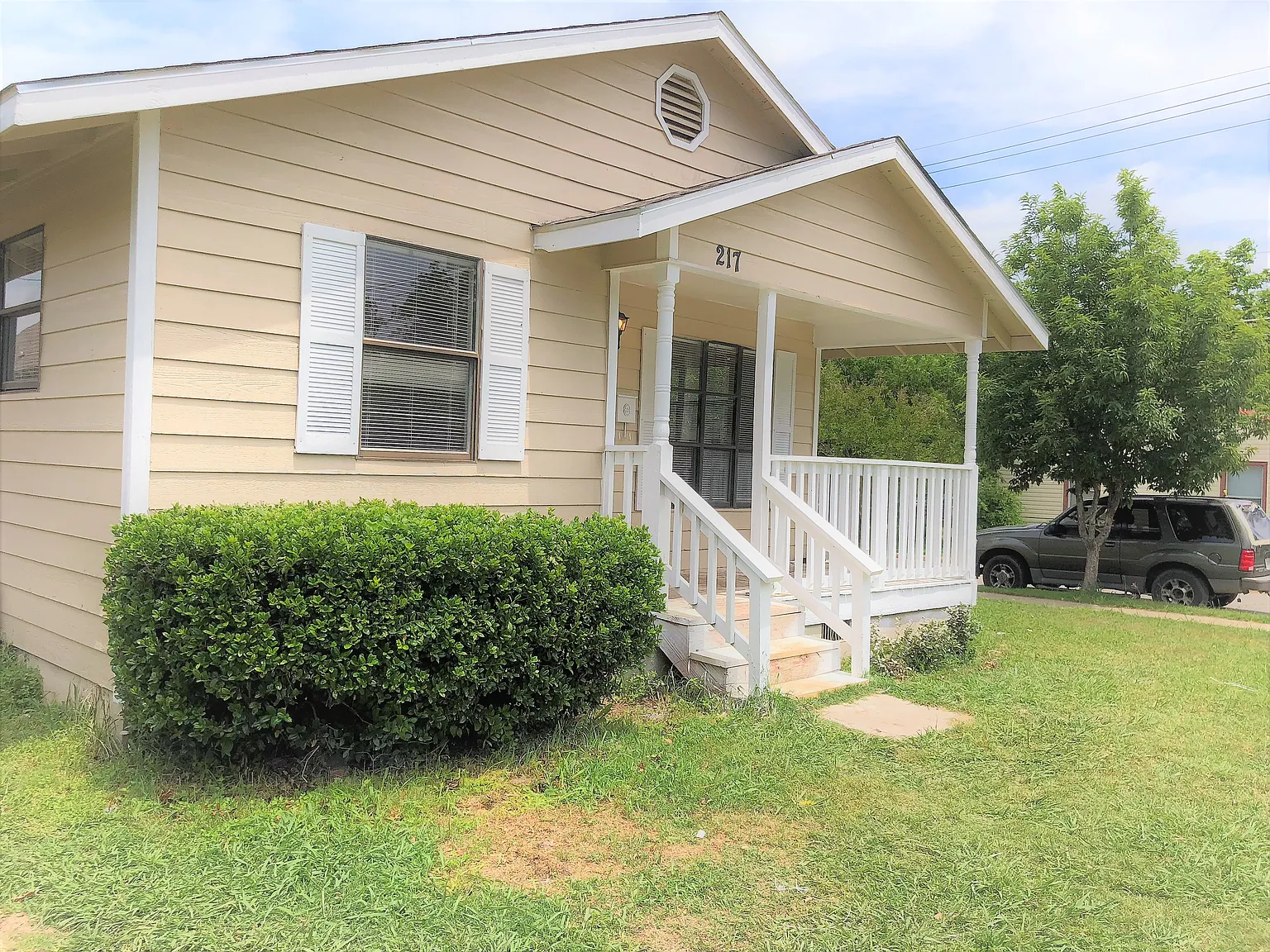 3 bed, 1048 sqft, $1,725 — Photo 2