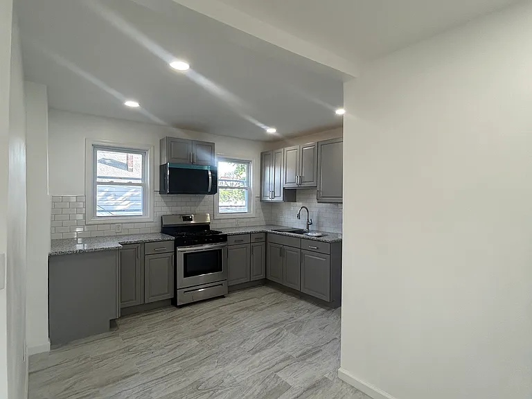 120 Bridge St #2 — Photo 2
