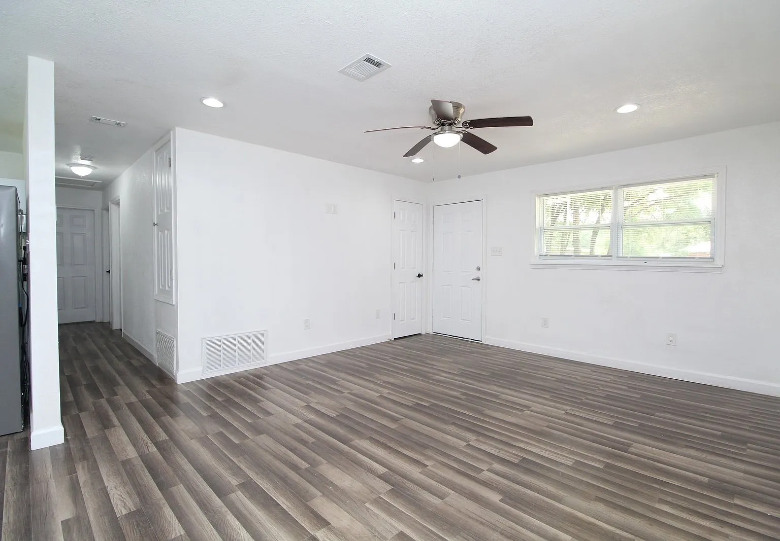 4 bed, 2.0 bath, 1424 sqft, $1,600 — Photo 3