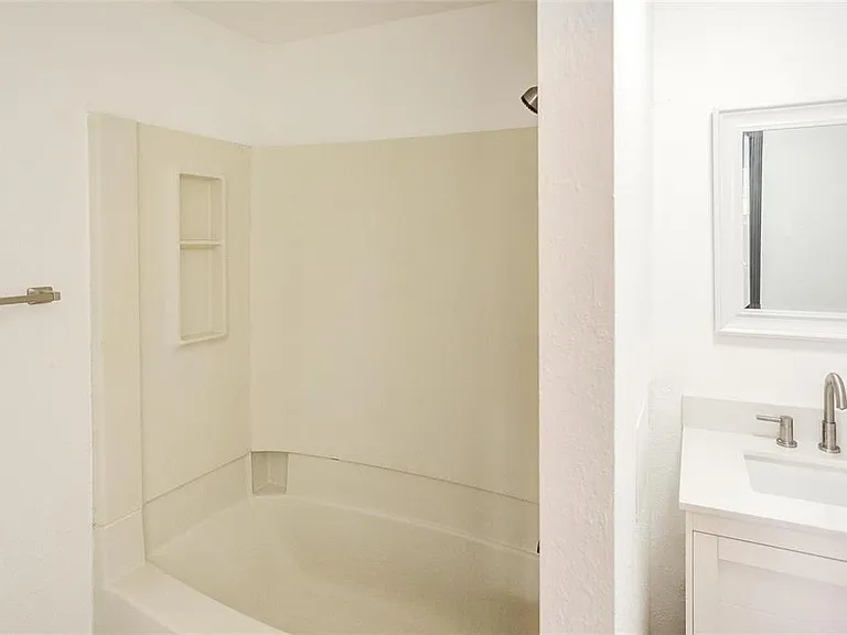 821 Niedringhaus Ave #C — Photo 9