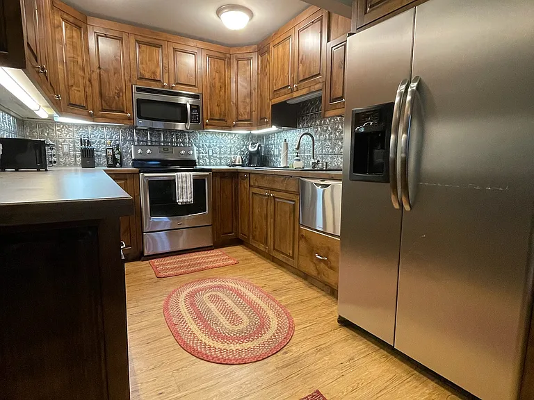 220 Pinewood Ln #B4 — Photo 2