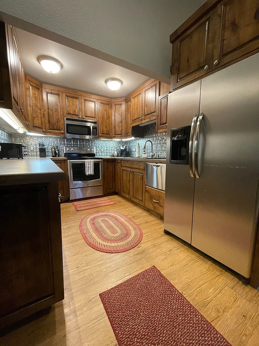 Building Photo - 220 Pinewood Ln #B4