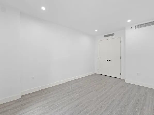 46-40 Vernon Boulevard image 11 of 17