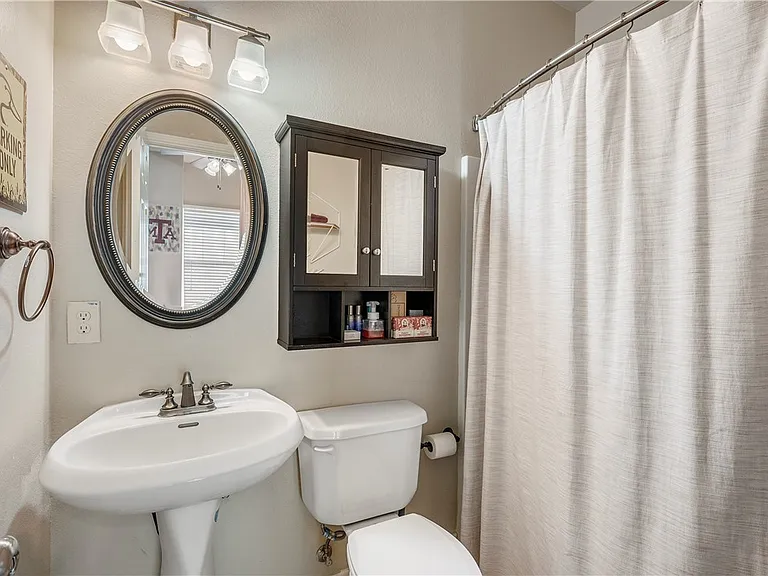 114 Lynn Dr — Photo 17