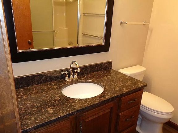 Upstairs full bath, incl tub