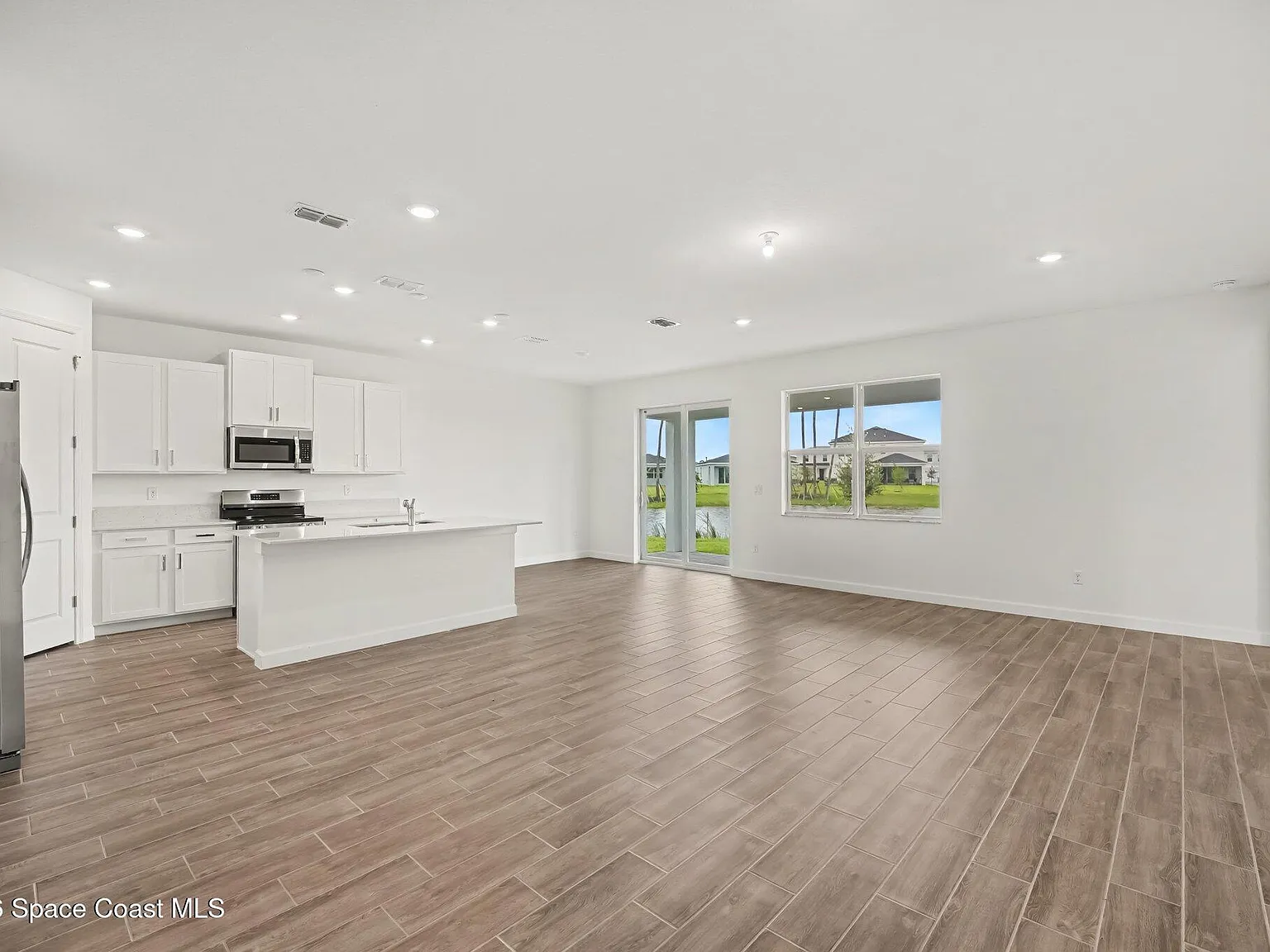 4 bed, 2.0 bath, 1937 sqft, $2,600 — Photo 3