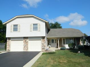 1042 Memphis Cir, Elk Grove Village, IL 60007