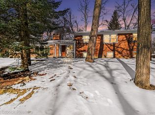 22724 King Richard Ct, Beverly Hills, MI 48025