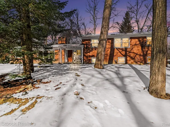 22724 King Richard Ct, Beverly Hills, MI 48025