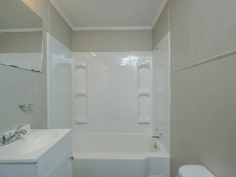 114 Carlton St — Photo 10