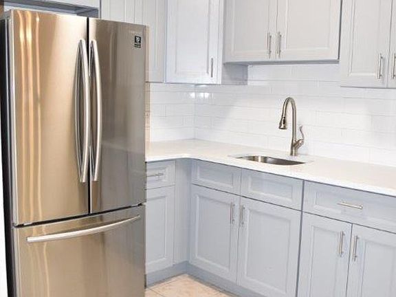 4th image of 974 Fox St #1