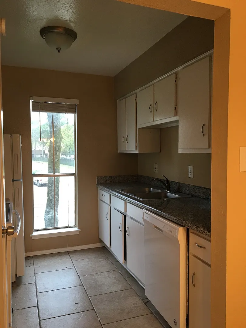1 bed/ 1 bath second floor condo — Photo 3