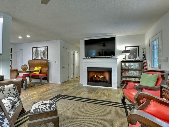 4th image of 1194 Riverview Dr