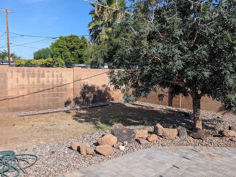 420 W Cheery Lynn Rd — Photo 9