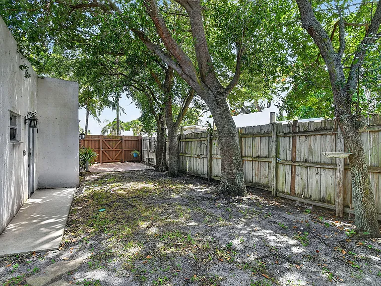 1005 Selkirk St — Photo 31