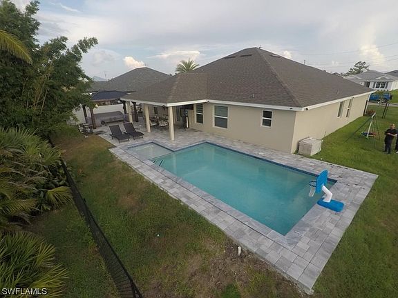 5th image of 801 NE 44th St
