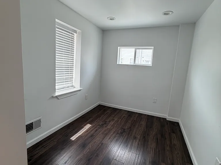 2032 E Huntingdon St — Photo 10