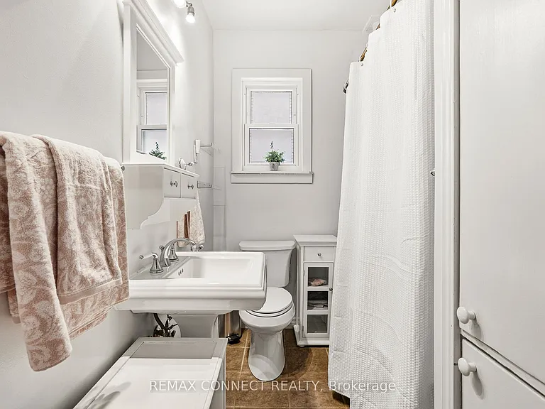60 Woodbury Rd — Photo 25