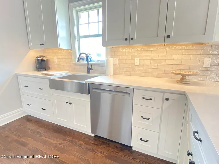 512 5th Ave — Photo 10