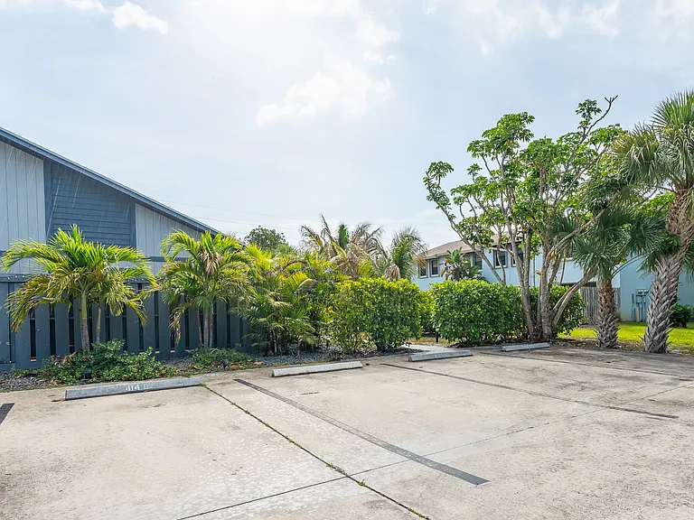 414 N Cypress Dr #D — Photo 31