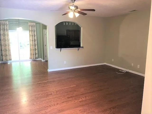 3 bed, 2.5 bath, 1595 sqft, $2,100 — Photo 3